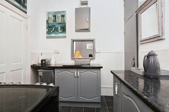 1 Bedroom Apartment For Sale In Wilmington Square, Eastbourne, BN21