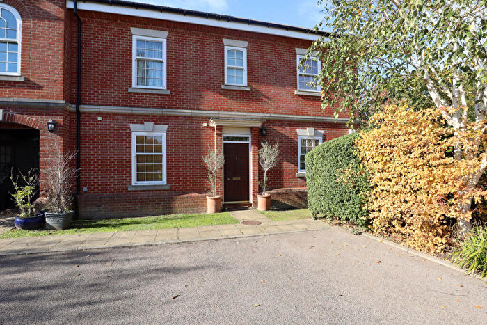 2 Bedroom Maisonette For Sale In Wallace Square, Coulsdon, CR5