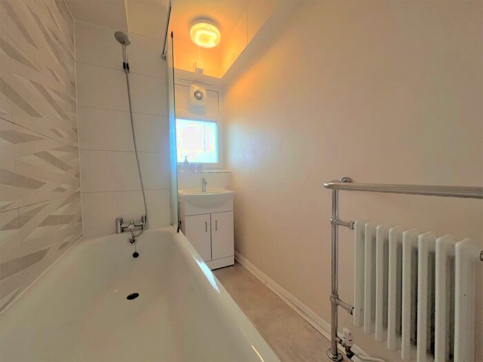 1 Bedroom Flat To Rent In Marchwood Close London, SE5