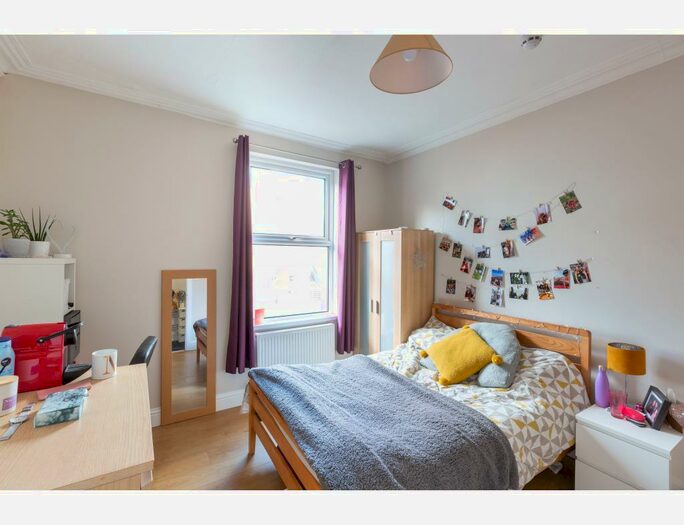 8 Bedroom Terraced House To Rent In Bed, Archery Road, Leeds, LS2