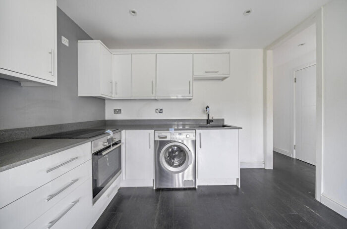 2 Bedroom Apartment For Sale In Conistone Way, London, N7