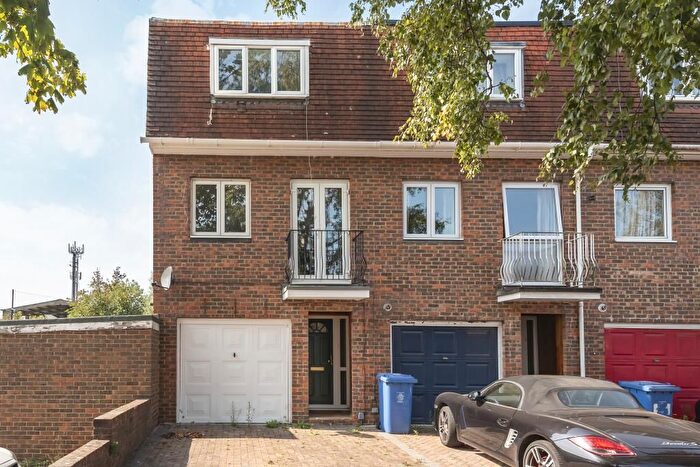 3 Bedroom Town House To Rent In Maidenhead, Berkshire, SL6