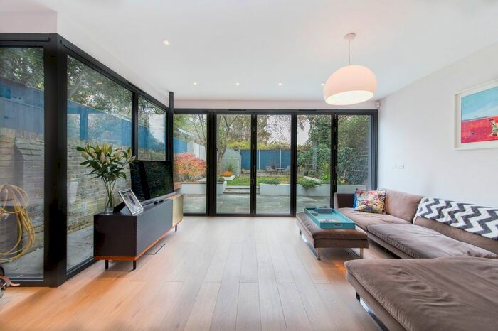 3 Bedroom Flat To Rent In Savernake Road, London, NW3