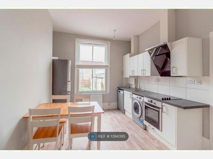 3 Bedroom Flat To Rent In Top Stanlake Road, London, W12