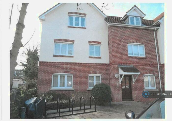 2 Bedroom Flat To Rent In Cranmer Court, Upminster, RM14
