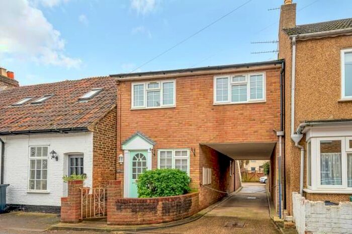 2 Bedroom Flat To Rent In Windsor, Berkshire, SL4