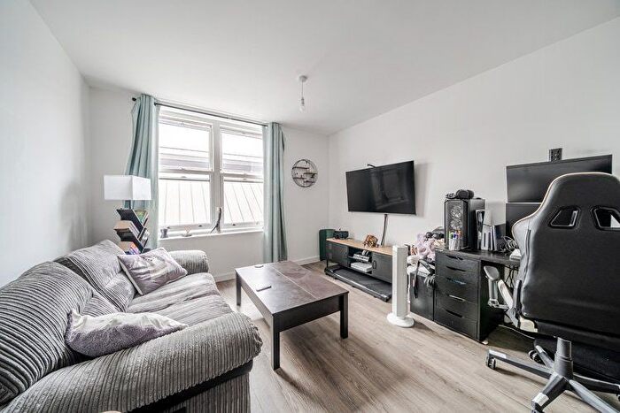 1 Bedroom Flat For Sale In Raleigh House, Farnham, Surrey, GU9