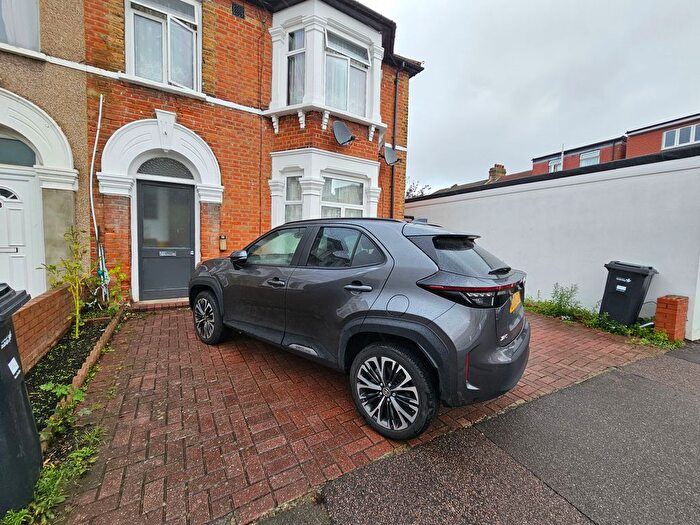 2 Bedroom Flat To Rent In Winchester Road, Ilford, IG1