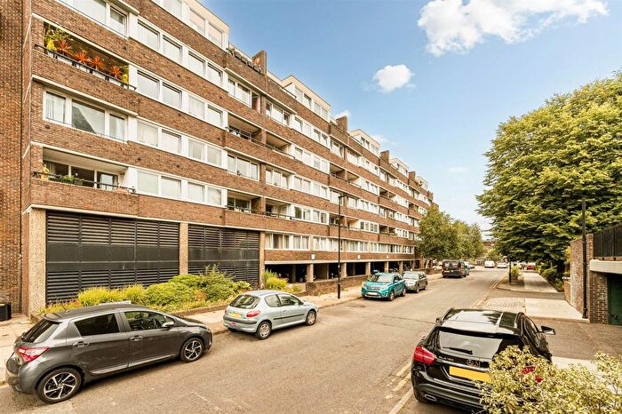 1 Bedroom Flat For Sale In Justin Close, Brentford, TW8