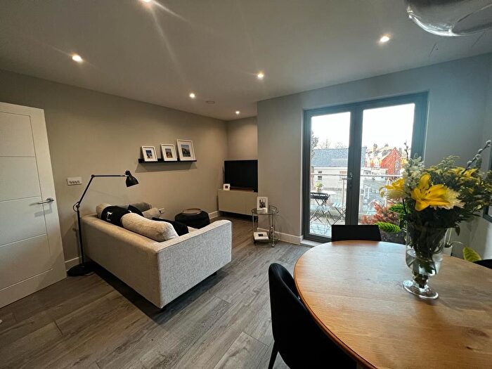 2 Bedroom Flat To Rent In Queens Road, Weybridge, KT13