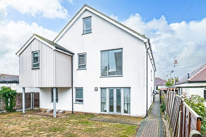 2 Bedroom Flat For Sale In Pavilion Drive, Leigh-On-Sea, SS9