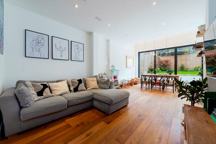 2 Bedroom Apartment To Rent In North End Road, London, NW11