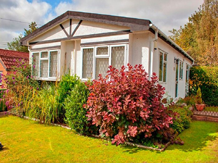 2 Bedroom Mobile/park Home For Sale In Beech Park, Wigginton, Tring, HP23