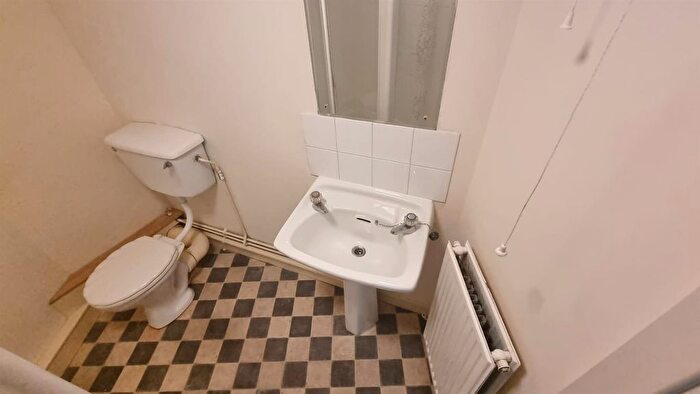 2 Bedroom Flat To Rent In Castle Back Flat, Haverfordwest, SA61