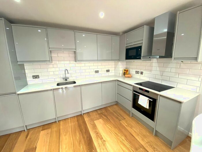 2 Bedroom Flat To Rent In Great Suffolk Street, London, SE1