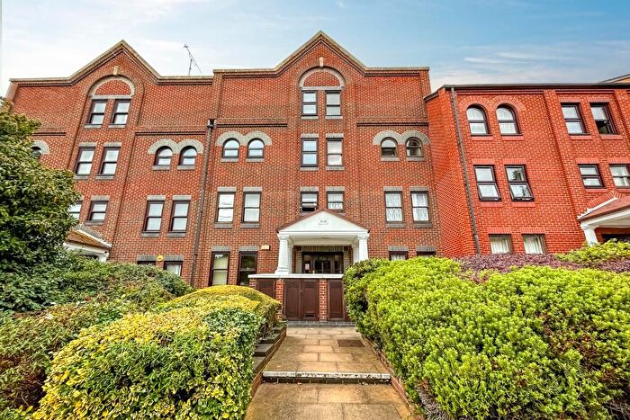3 Bedroom Maisonette For Sale In Marks Court, Southend-On-Sea, SS1