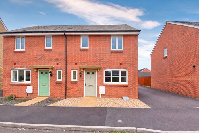 3 Bedroom Semi-Detached House For Sale In Lapwing Road, Melksham, SN12