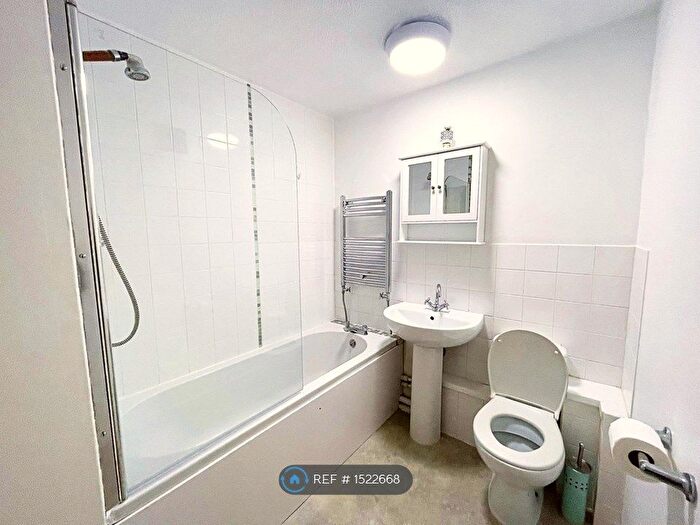 2 Bedroom Flat To Rent In Chates Farm Court, Brighton, BN2