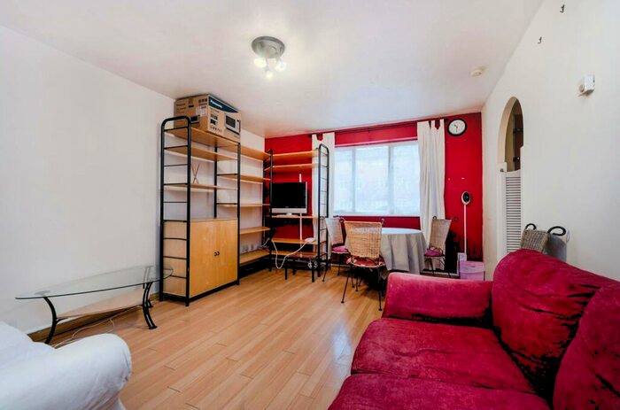 2 Bedroom Flat To Rent In Greenway Close, Friern Barnet, London, N11