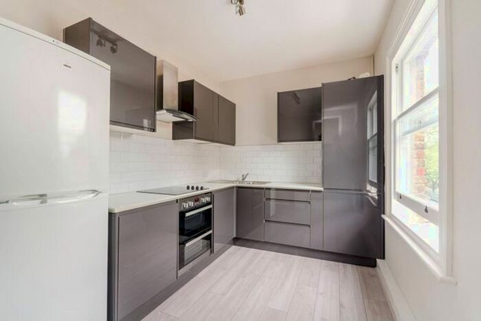 2 Bedroom Flat To Rent In High Street, Penge, London, SE20