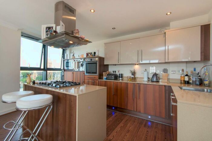 2 Bedroom Flat To Rent In Surbiton Plaza, Surbiton, KT6