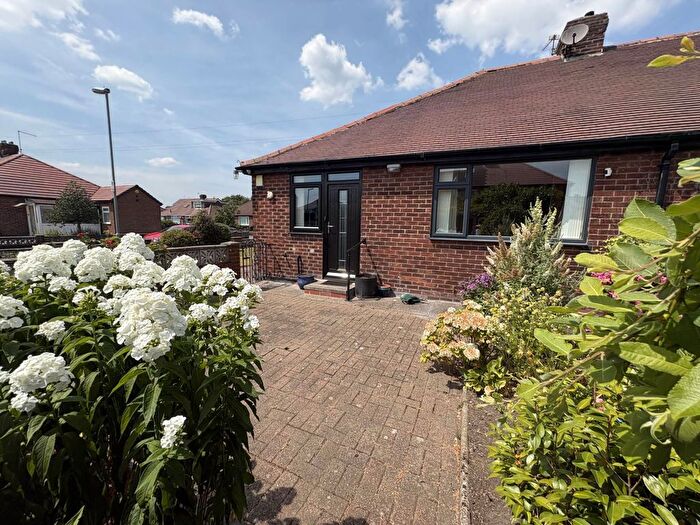 2 Bedroom Semi-detached Bungalow For Sale In Merton Grove, Oldham, OL9