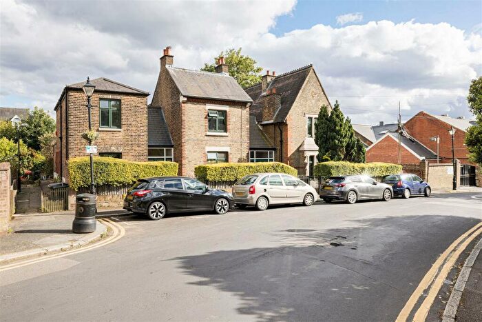 2 Bedroom Flat To Rent In Vestry Road, London, E17