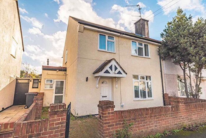 4 Bedroom Semi Detached House For Sale In Abbotts Way, Cippenham, SL1