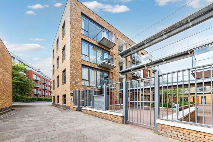 2 Bedroom Flat To Rent In Porteus Place, London, SW4