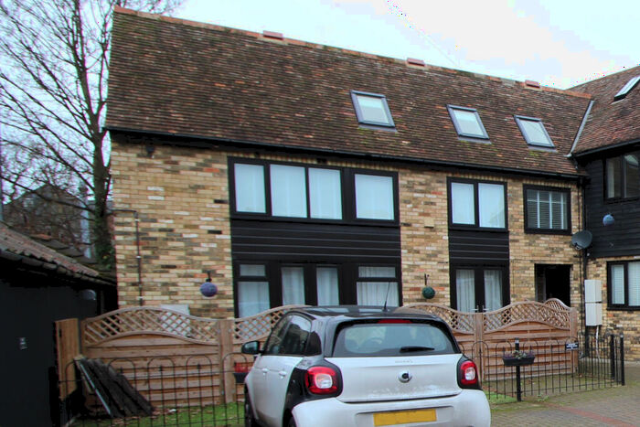 3 Bedroom Flat To Rent In Lawrence Road, Biggleswade, SG18
