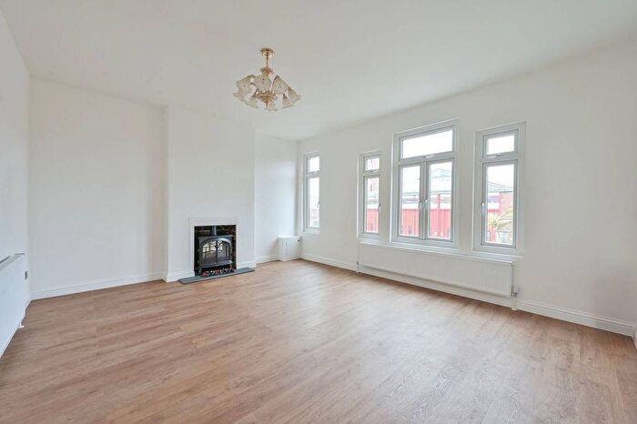 2 Bedroom Flat To Rent In Kingston Road, South Wimbledon, London, SW19