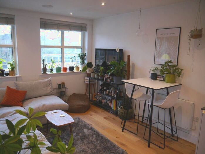 2 Bedroom Flat To Rent In Great North Road, Hatfield, AL9