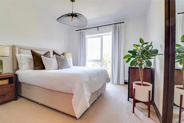 2 Bedroom Flat For Sale In Fairfax Drive, Westcliff-On-Sea, SS0