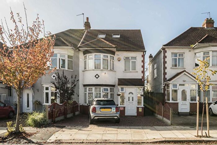 5 Bedroom Property To Rent In Uneeda Drive, Greenford, UB6