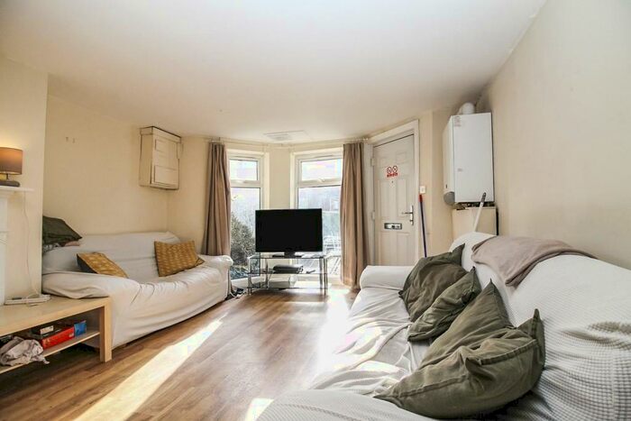 3 Bedroom Ground Flat To Rent In Bills Included, Claremont Drive, Headingley, LS6