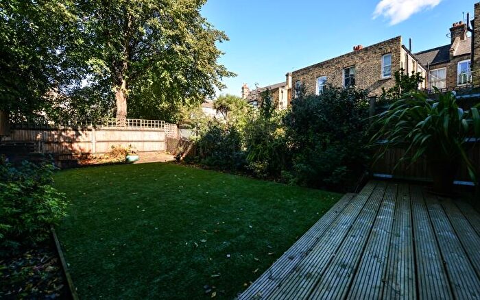 2 Bedroom Flat To Rent In Deerdale Road, London, SE24