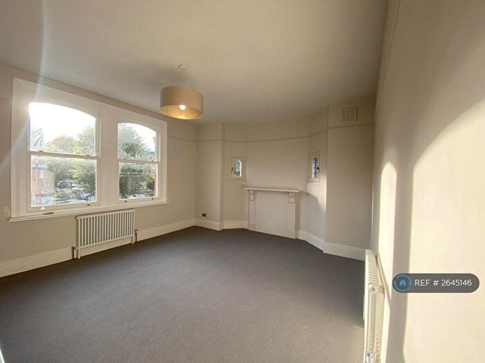 3 Bedroom Flat To Rent In Hendrick Avenue, London, SW12