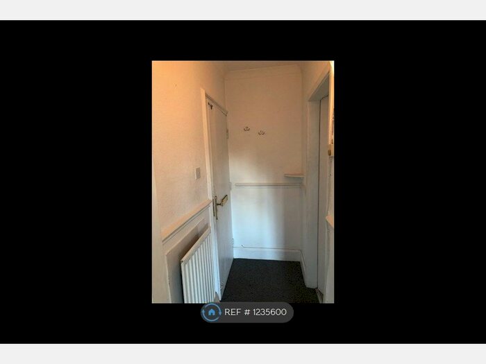 2 Bedroom Flat To Rent In Claregate, Wolverhampton, WV6