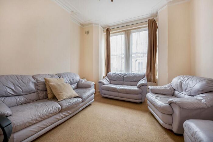 2 Bedroom Apartment To Rent In Brook Drive, London, Uk, SE11