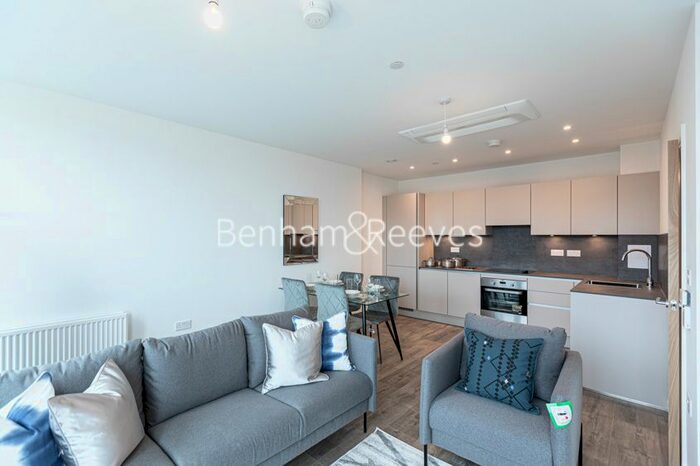 2 Bedroom Flat To Rent In Carnation Gardens, Hayes, UB3