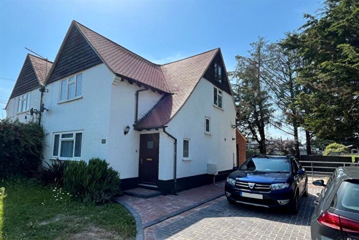 3 Bedroom Detached House To Rent In Throop Village, BH8