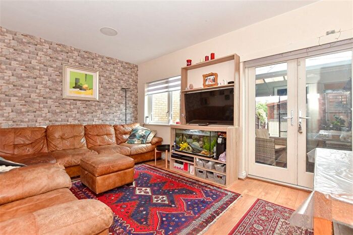 4 Bedroom Town House For Sale In Churchill Avenue, Basildon, Essex, SS14