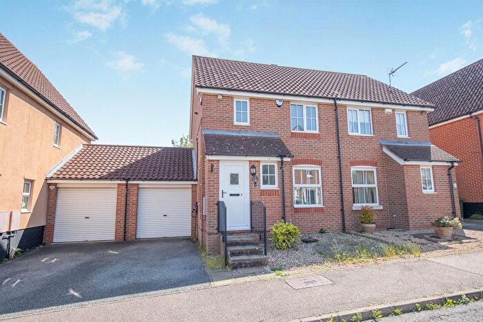 3 Bedroom Semi Detached House For Sale In Oak Eggar Chase, Pinewood, Ipswich, IP8