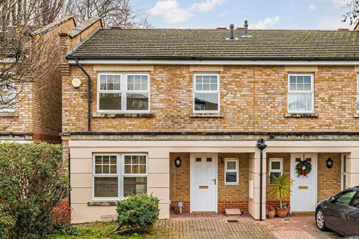 4 Bedroom Property For Sale In Sandringham Mews, Hampton, TW12
