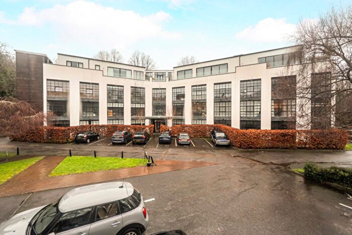 1 Bedroom Flat For Sale In Station Approach, Godalming, Surrey, GU7