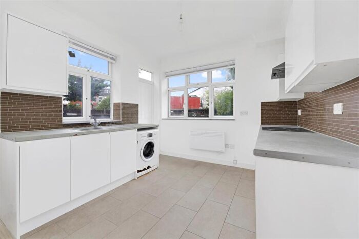2 Bedroom Flat To Rent In Brondesbury Park, London, NW2