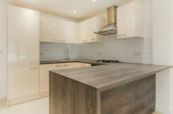 2 Bedroom Flat To Rent In St Anne's Row, Canary Wharf, London, E14