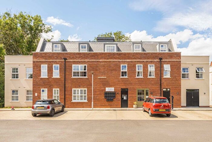 2 Bedroom Flat For Sale In Jubilee Gardens, Weybridge, KT13