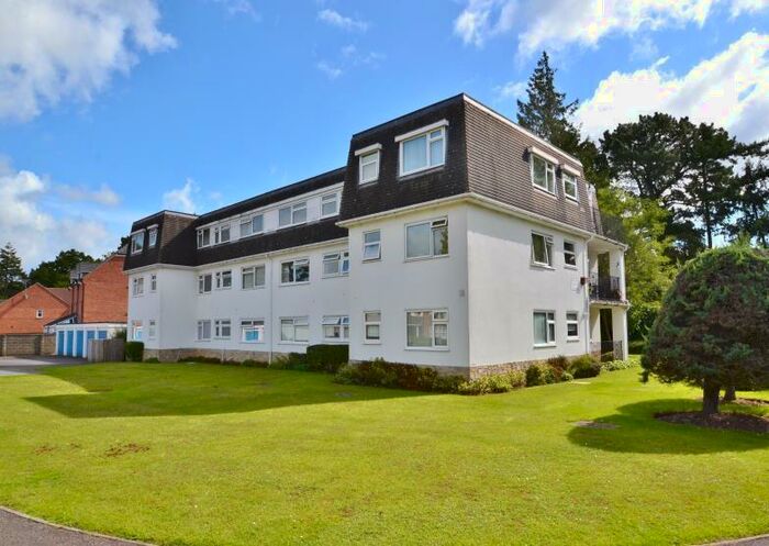 2 Bedroom Apartment To Rent In Manor Close, BH22