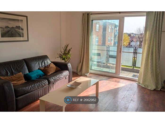 2 Bedroom Flat To Rent In The Homestead, London, N11